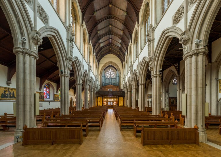 Sacred heart Wimbledon internal church image